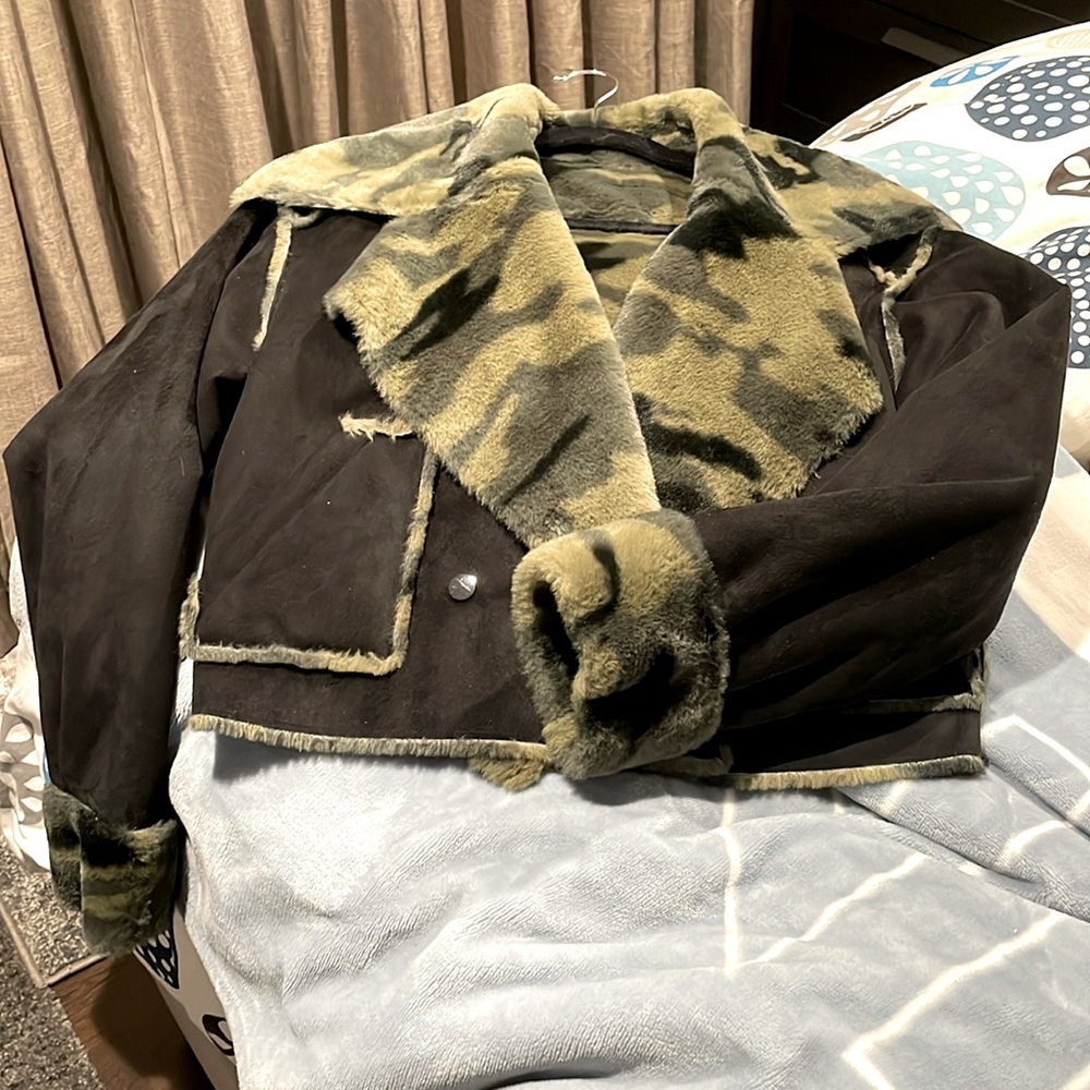New without tags size small warm reversible crop camo/black cozy jacket